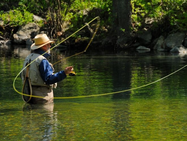  Pesca en el río